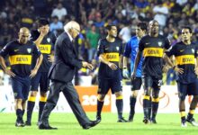 Carlos Bianchi mira el suelo tras un mal partido de Boca en 2013. Los jugadores de Boca se lamentan.