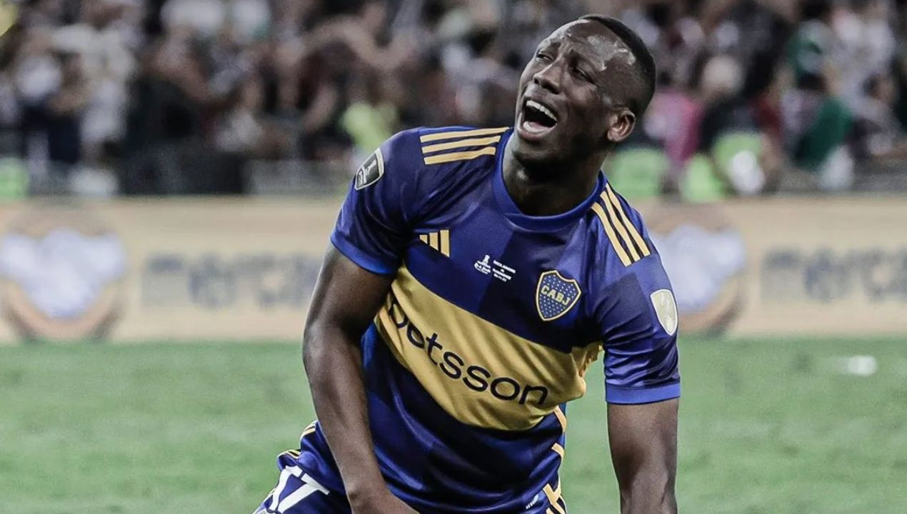 Advíncula lesionado se pierde los playoffs.