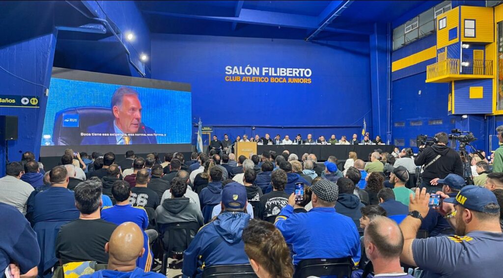 Homenaje a Miguel Ángel Russo durante la Asamblea de Boca Juniors 2025 en La Bombonera